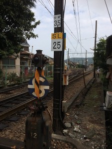 大井川鉄道機関車トーマスを見に行った時の付近。SL用速度指示、昔ながらの信号がかっこいい。