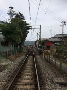 大井川鉄道機関車トーマスを見に行った時の付近の踏切を渡りながらの写真。SL用速度指示もある。