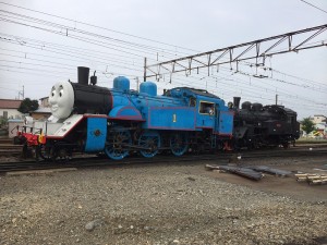 大井川鉄道機関車トーマス停車中の他の機関車を別の線に移してバック中。