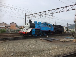 大井川鉄道機関車トーマス停車中の他の機関車を別の線に移しています。