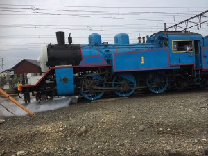 大井川鉄道機関車トーマス蒸気が流れる方向でわかりマスが後ろ向きで走ってます。