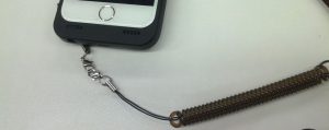 iPhone6バッテリケースに少し加工を加えて落下対策紐を装着してます
