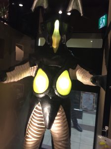 【怪獣酒場】入口にはお出迎えのゼットンがおいてあります。