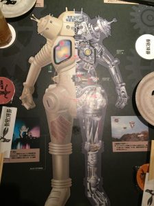 【怪獣酒場】テーブルの模様。キングジョーの席に入れました。