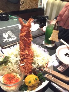 【怪獣酒場】上からみたツインテールフライ。