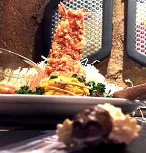 【怪獣酒場】目的のうちの一つ、ツインテールフライ。（ぼけてしまってますがツインテールフライのガチャガチャフィギュアとツーショット）