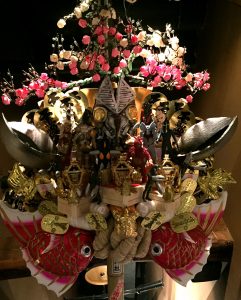 【怪獣酒場】天井に大きな熊手。バルタン星人。細かく見ると色いろな怪獣が、、、、