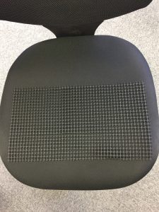 すべり止めマットを座る部分の太ももが当たるあたりに敷きました