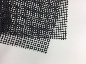 すべり止めマット。鋏で簡単に切れます。素手でも行けそうですが、、、、、