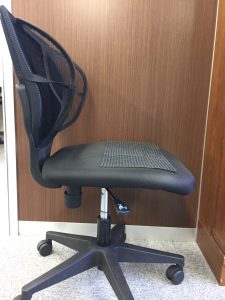 快適性を求め、滑り止めマットのほかに、背当てもつけてみました