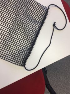 こんな感じでゴムを通します。両端に同じ加工をします。