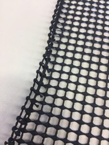 小さく切った滑り止めを椅子に敷いて、1日座っていたら丸まってきてしまいました(想定内:負け惜しみ)