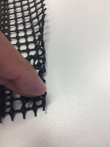 滑り止めの端を折りたたんで置きます。穴を二重にして強度が出るように扱います。