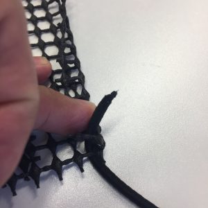 穴を二重にしたところにゴムを通します。
