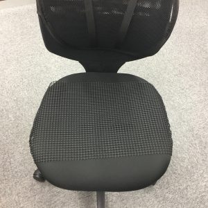 裏側を髪ゴムで引っ張って捲れにくくしてみました。前後も同じ加工をしたら結構強度は上がるかもしれません。