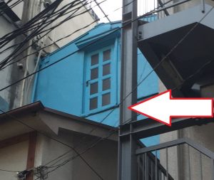 ずいぶん高い位置にあるドアなのに、ドアの外に階段がありません。